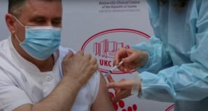 Počela vakcinacija u RS-u, prvi se cijepio direktor UKC-a Vlado Đajić
