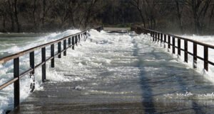Rast vodostaja rijeka širom BiH: Poplavljeni mostovi, u Ljubuškom vanredno stanje (FOTO)