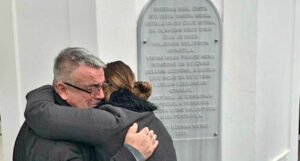 Otkrivena spomen-ploča na munari u čast ubijenog Dženana Memića (FOTO)