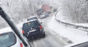 Snijeg stvorio velike probleme širom BiH, zastoji su na brojnim putnim pravcima (FOTO)