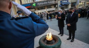 Polaganjem cvijeća na Kovačima i Vječnoj vatri obilježen Dan nezavisnosti BiH