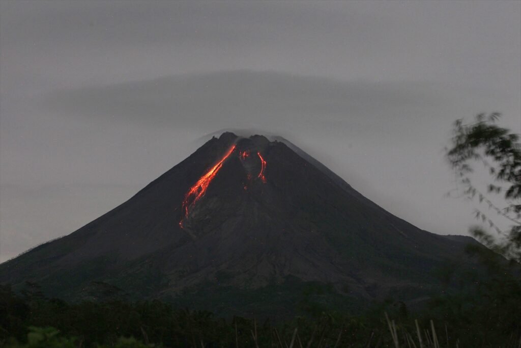 Vulkan Merapi nastavlja izbacivati lavu