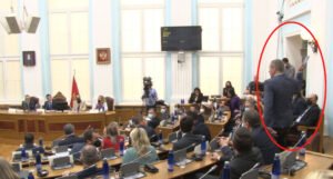 Incident u crnogorskom Parlamentu: Popović udaljen sa sjednice nakon što je bacio Poslovnik
