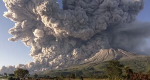 Eruptirala dva vulkana u Indoneziji, prizori su spektakularni (FOTO/VIDEO)
