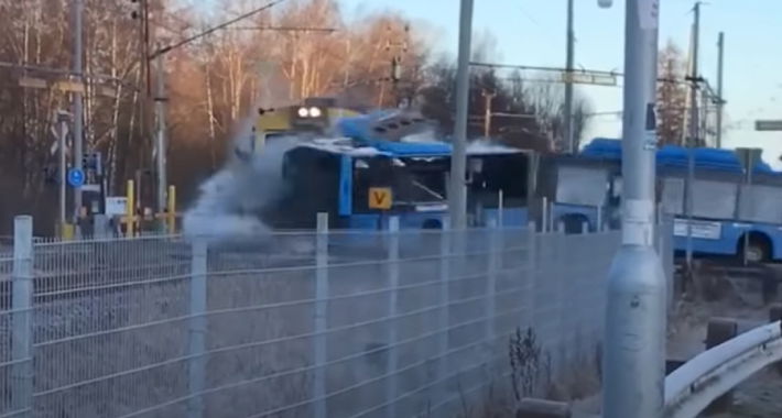 Slučajni prolaznik snimio trenutak kada se voz zakucao u pokvareni autobus