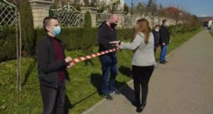 SNSD-ovci ogradili Stanivukovićevu kuću trakom: Neka sruši ilegalnu ogradu