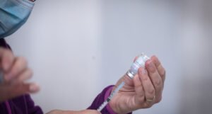 Tri doze vakcine AstraZenece efikasne protiv omikrona