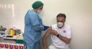 Vakcine protiv Covid 19 primili Gavrankapetanović, Drljević, Covid osoblje (VIDEO)