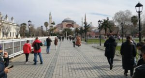 Istanbul u vrijeme pandemije: Za turiste ne važi policijski sat, u tržni centar s HES kodom