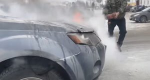Nevjerovatna scena na cesti u Rusiji, sreća pa niko nije povrijeđen (VIDEO)