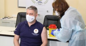 Vakcine u Banjoj Luci primili ministar Šeranić i roditelji bolesne djece