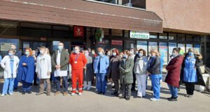 Zdravstveni radnici u Bihaću održali štrajk upozorenja, traže bolje uslove rada