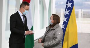Mađarski ministar Sijarto uručio donaciju PCR testova za BiH