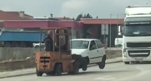 U Hercegovini na cesti snimljen skoro pa nevjerovatan prizor (VIDEO)