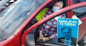 Veliki broj automobila u protestnoj vožnji kao podrška Bogiću Bogićeviću (VIDEO)