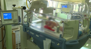 Beba rođena sa koronom završila na respiratoru i u teškom je stanju