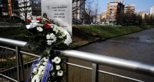 Sjećanje na opsadu Sarajeva: Cvijeće i počast za nedužno stradale građane