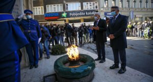 Polaganjem cvijeća ispred Vječne vatre obilježen Dan grada Sarajeva