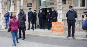 Građani Mostara protestuju zbog brutalnosti policije, pridružili im se i navijači (FOTO)