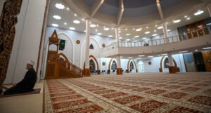 Održana prva ramazanska teravija, džamije potpuno prazne (FOTO)