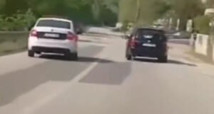 Snimio policiju kako pretiče preko pune linije, pa krenuo za njima (VIDEO)