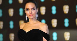 Angelina Jolie snimljena na večeri sa slavnim pjevačem