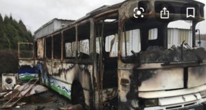 Putnički autobus se prevrnuo i zapalio, poginulo najmanje 40 ljudi