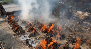Potresni prizori iz “pakla Covida”: Danima imaju 300.000 zaraženih, žrtve spaljuju u grupama