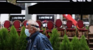 Francuska ukida obavezno nošenje maski u zatvorenim prostorima