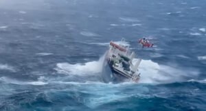 Objavljen dramatičan snimak spašavanja posade sa broda