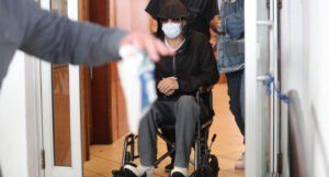 Brad Pitt nakon vađenja umnjaka bolnicu napustio u invalidskim kolicima