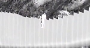 Uznemirujuće: Krijumčari bacali djecu preko zida na granici (VIDEO)