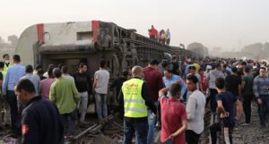 Voz izletio sa šina, osam osoba poginulo, više od 100 povrijeđenih
