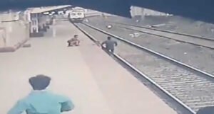Muškarac spasio dijete sa šina tik ispred voza