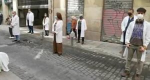 Ljekari izašli na ulice, tvrde da su ih političari “pustili niz vodu” (VIDEO)