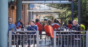 Crnogorski ugostitelji traže da za stolom mogu sjediti više od dvije osobe