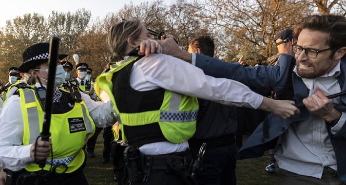Osam policajaca povrijeđeno tokom protesta protiv “kovid pasoša” u Londonu