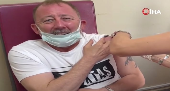 Trener Bešiktaša se prepao tokom vakcinisanja, njegova reakcija pravi je hit