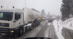 Vozači oprez: Ugaženi snijeg na pojedinim putnim pravcima