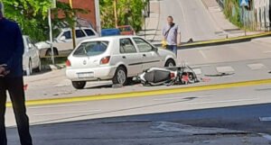 Teško povrijeđen vozač mopeda koji se sudario s automobilom, zadržan je u bolnici