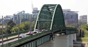Muškarac (35) skočio s mosta, pa ga pregazio taksi