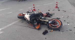 Teška nesreća u Kaknju, motociklista hitno prevezen u bolnicu