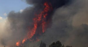 Požar bukti u Grčkoj: Tri sela evakuisana, stotine vatrogasaca i vojnika na terenu