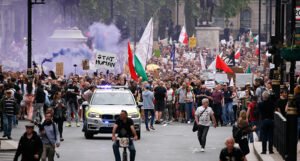 Hiljade ljudi na protestima protiv mjera i vakcinacije, čak su se međusobno i posvađali