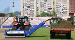 Počela reparacija travnjaka na Stadionu “Bilino polje”