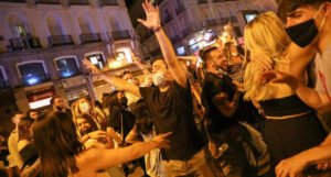 Razuzdano slavlje na ulicama nakon velikog ukidanja mjera, hiljade mladih na ulicama