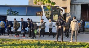 Migranti iz zgrade Doma penzionera u Bihaću izmješteni na lokalitet Lipa