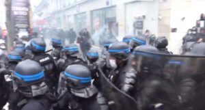 Sukob policije i demonstranata u Parizu