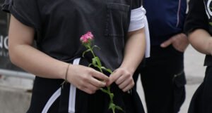 “Dan bijelih traka” – Tužno sjećanje na 3.176 ubijenih Prijedorčana i 102 djece