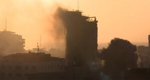 Pogledajte kako se ruši velika stambena zgrada nakon izraelskog napada